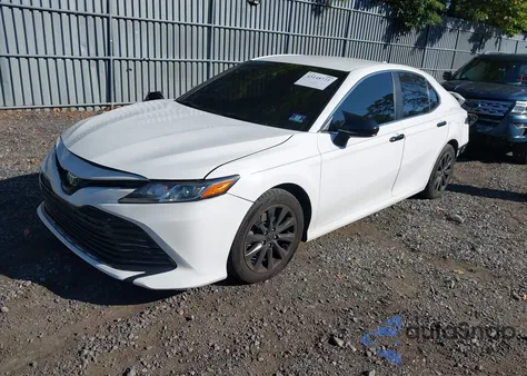2019 Toyota Camry Le z USA, uszkodzony, nr VIN 4T1B11HK3KU261244